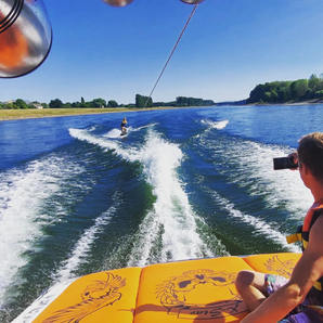 Wasserski und Wakeboard auf dem Rhein