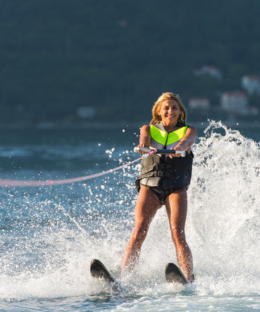 Wasserski und Wakeboard auf dem Rhein