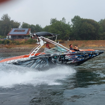 Mit den Powerboot über den Rhein fahren