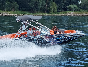 Powerboot fahren auf dem Rhein