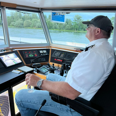 Kapitän und Lotse auf dem Rhein